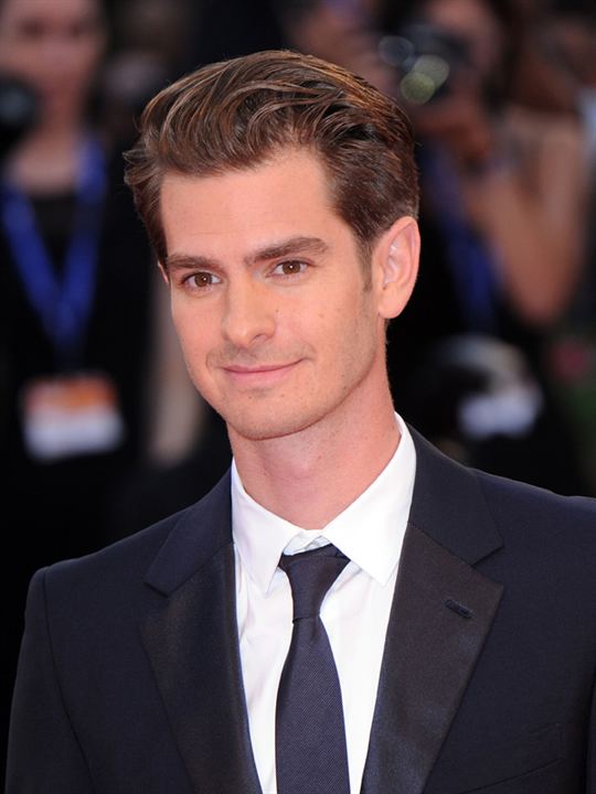 Andrew Garfield; Los Angeles, Kaliforniya, ABD doğumlu Andrew Russell Garfield olarak da bilinen Amerikalı oyuncu, yapımcı