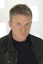 Anthony Michael Hall; West Roxbury, Boston, Suffolk, Massachusetts, ABD doğumlu Amerikalı oyuncu, yönetmen, yapımcı, müzisyen