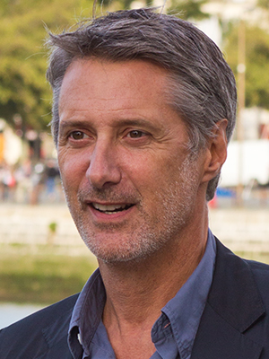 Antoine de Caunes; Paris, Fransa doğumlu Fransız oyuncu, senarist, yönetmen