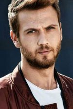 Aras Bulut İynemli; İstanbul, Türkiye doğumlu Türk oyuncu