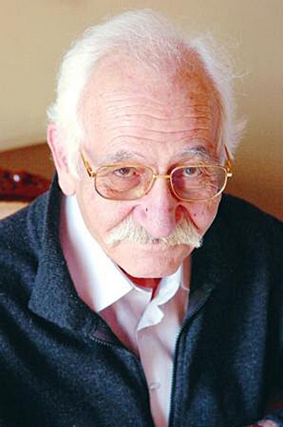 Arif Erkin Güzelbeyoğlu; Gaziantep, Türkiye doğumlu Türk oyuncu, besteci