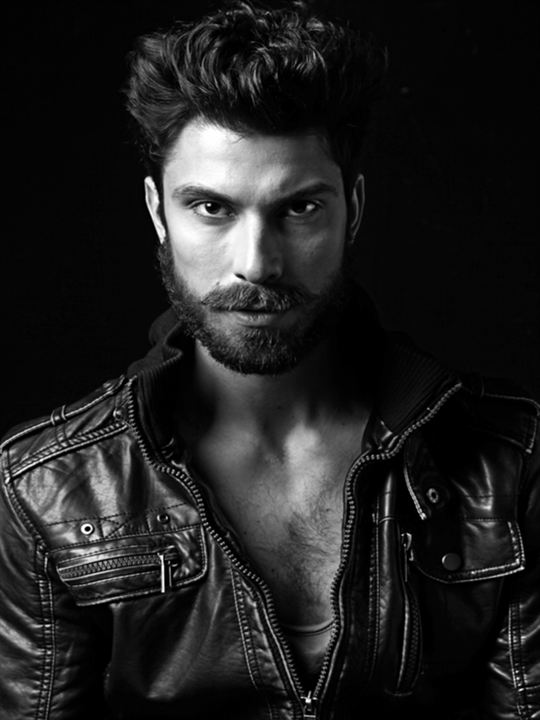 Armağan Oğuz; İstanbul, Türkiye doğumlu Türk oyuncu