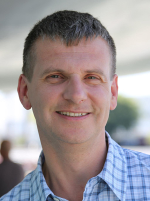 Andy Boyns; Londra,İngiltere doğumlu İngiliz  oyuncu, seslendirme sanatçısı