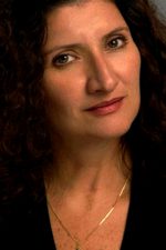 Aslı İçözü; İstanbul, Türkiye doğumlu Türk oyuncu, yardımcı yönetmen