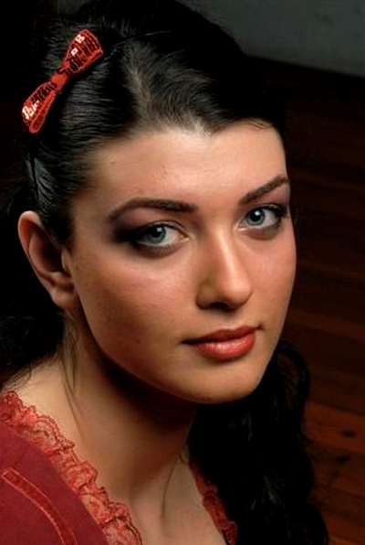 Aslıhan Güner; İstanbul, Türkiye doğumlu Türk oyuncu