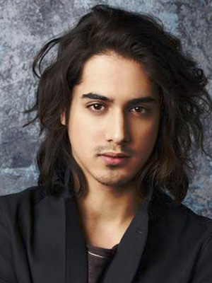 Avan Jogia; Vancouver,Britanya Kolumbiyası,Kanada doğumlu Avan Tudor Jogia olarak da bilinen Kanadalı  oyuncu