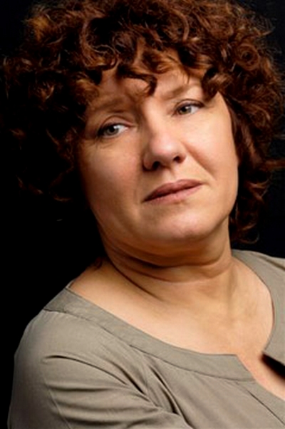 Ayşenil Şamlıoğlu; İstanbul, Türkiye doğumlu Türk oyuncu, yönetmen, yazar