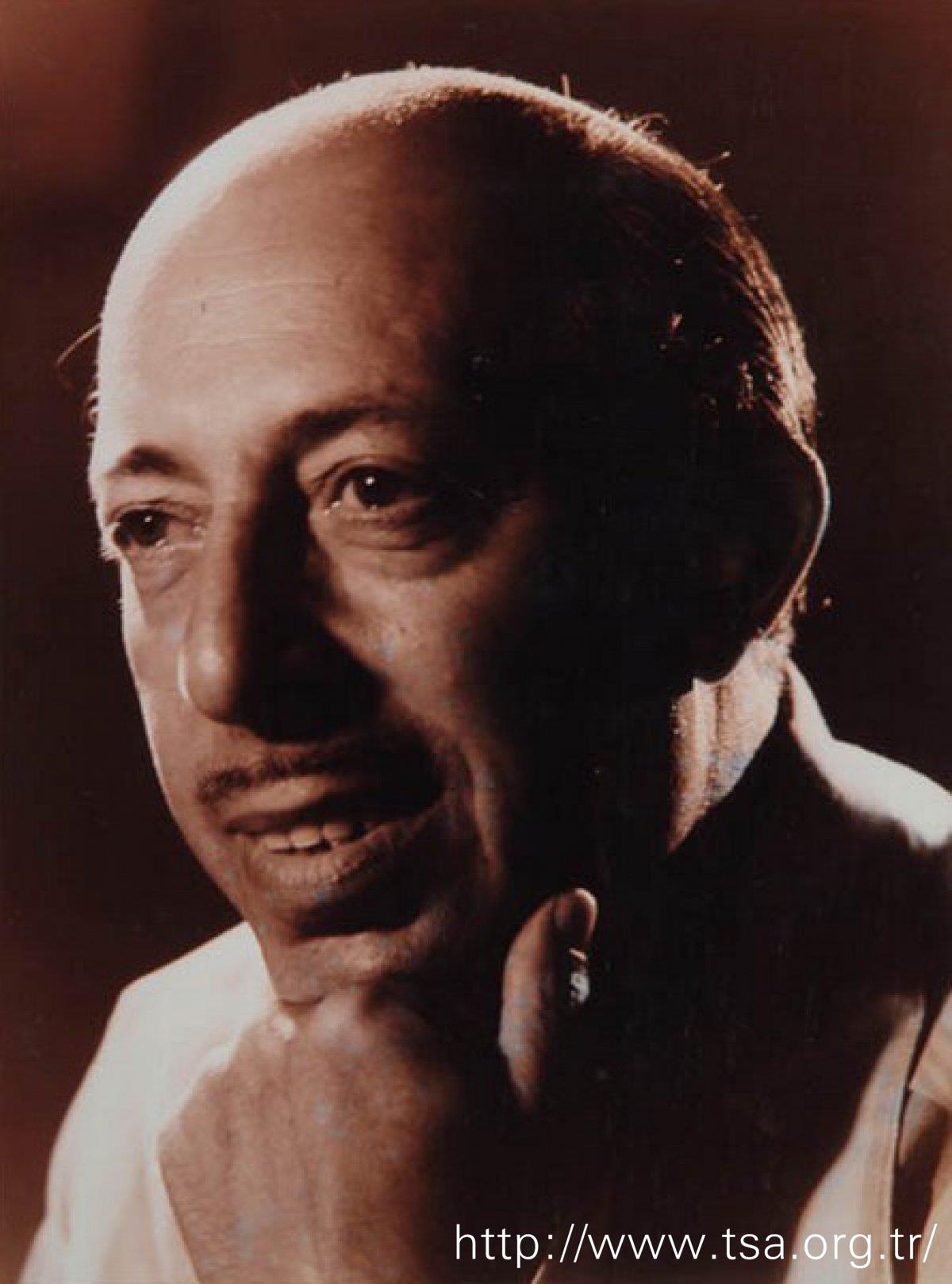 Aziz Basmacı; Selanik, Yunanistan doğumlu Türk oyuncu