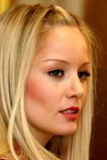 Bade İşçil; İstanbul, Türkiye doğumlu Türk oyuncu