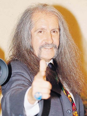 Barış Manço; Üsküdar, İstanbul, Türkiye doğumlu Mehmet Barış Manço, Barış Çelebi olarak da bilinen Türk sunucumüzisyen, oyuncu, yapımcı