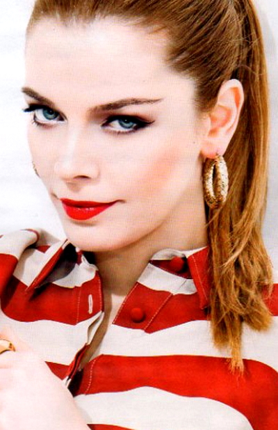 Begüm Kütük Yaşaroğlu; İzmir, Türkiye doğumlu Türk oyuncu