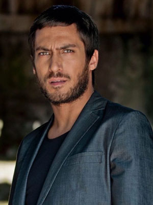 Berk Hakman; Ankara, Türkiye doğumlu Türk oyuncu