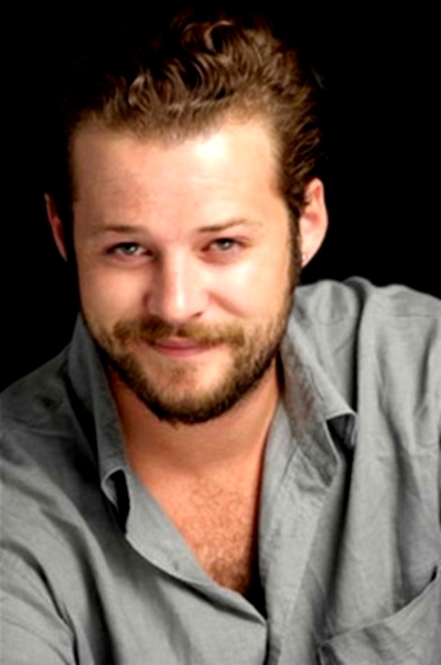 Berke Üzrek; İstanbul, Türkiye doğumlu Türk oyuncu