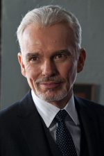 Billy Bob Thornton; Hot Springs, Arkansas, ABD doğumlu William Robert Thornton olarak da bilinen Amerikalı oyuncu, senarist, yönetmen, müzisyen