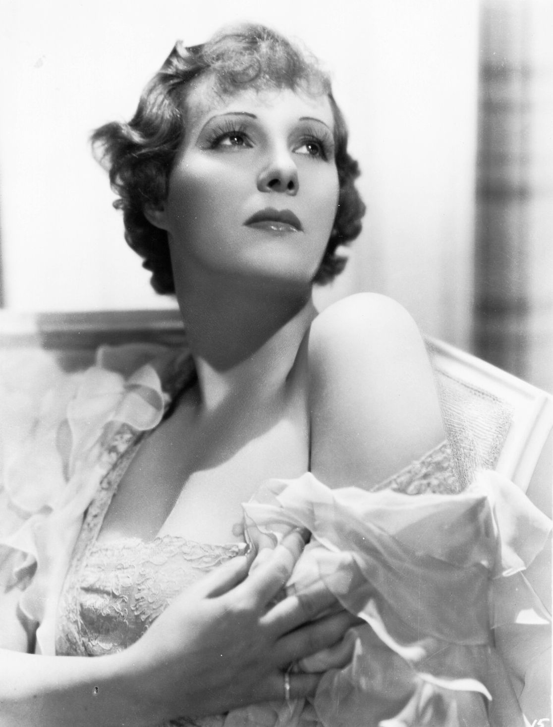 Binnie Barnes; Islington,Londra,İngiltere doğumlu Gitelle Enoyce Gertrude Maude Barnes olarak da bilinen İngiliz oyuncu