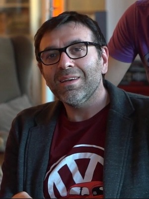 Bora Tekay; Bursa, Türkiye doğumlu Türk yönetmen, oyuncu, kamera operatörü, yapımcı