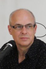 Brian Eno; Melton,Suffolk,İngiltere doğumlu İngilizşarkıcı, klavyeci, filmin diğer müzikleribesteci, oyuncu, müzik yapımcısı