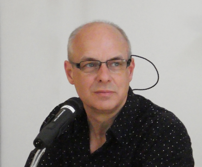 Brian Eno; Melton,Suffolk,İngiltere doğumlu İngilizşarkıcı, klavyeci, filmin diğer müzikleribesteci, oyuncu, müzik yapımcısı