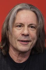 Bruce Dickinson; Worksop,Nottinghamshire,İngiltere doğumlu İngilizşarkıcıoyuncu, senarist, yazar