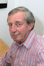 Bud Luckey; Billings, Montana, ABD doğumlu Amerikalı karikatürist, grafiker, şarkıcı oyuncu, müzisyen, besteci, seslendirme sanatçısı, storyboard sanatçısı