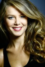 Burcu Biricik; Elmalı, Antalya, Türkiye doğumlu Türk oyuncu