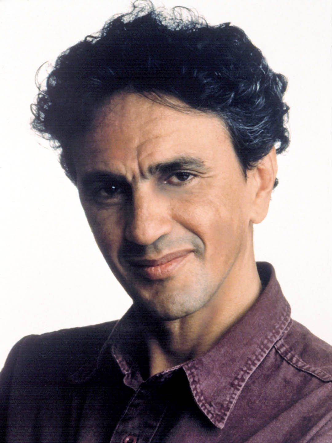 Caetano Veloso; Santo Amaro, Bahia, Brezilya doğumlu Brezilyalı gitarist, şarkıcı, aktivist, oyuncu, besteci, yazar