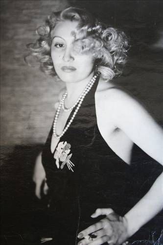 Cahide Sonku; Sana, Yemen doğumlu Türk oyuncu, yapımcı, yönetmen