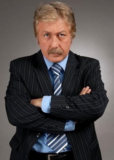 Cahit Kaşıkçılar; Bursa, Türkiye doğumlu Sarı Bıyık, Herkesin Tanıdığı ama Adını Bilmediği Adam olarak da bilinen Türk oyuncu, senarist