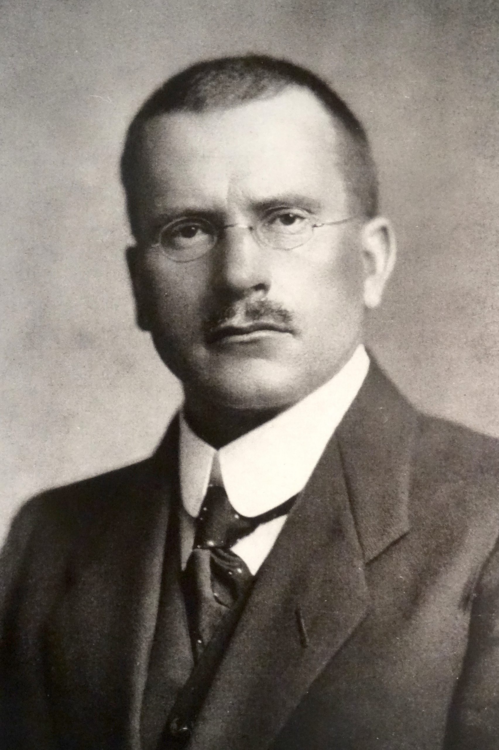 Carl Gustav Jung; Kesswil, Thurgau, İsviçre doğumlu İsviçrelipsikiyatrist yazar
