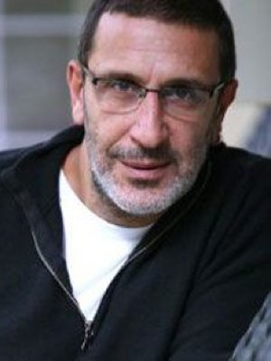 Cem Özer; Göksun, Kahramanmaraş, Türkiye doğumlu Türk oyuncu, yazar