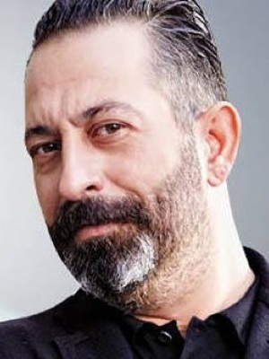 Cem Yılmaz; İstanbul, Türkiye doğumlu Türk oyuncu, senarist, yönetmen, besteci, seslendirme sanatçısı