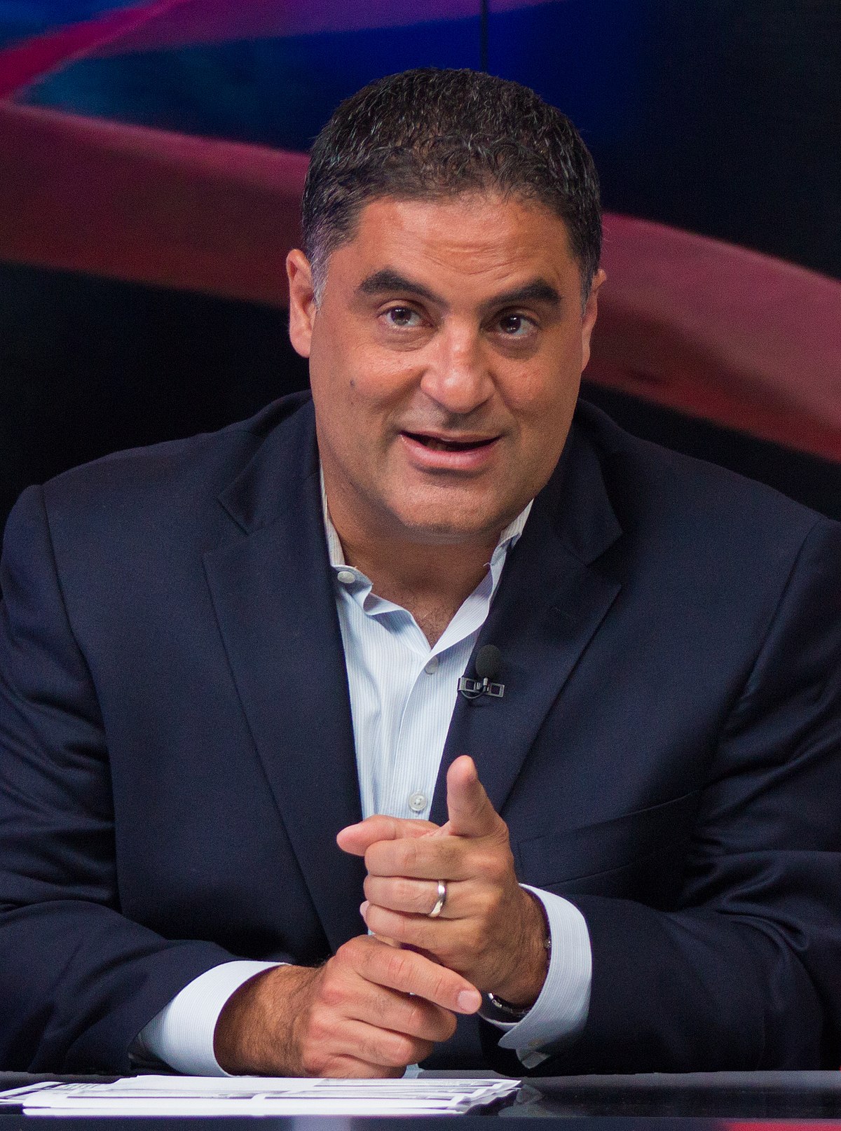 Cenk Uygur; İstanbul, Türkiye doğumlu Türk oyuncu