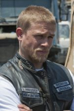 Charlie Hunnam; Newcastle upon Tyne,Tyne ve Wear,İngiltere doğumlu Charles Matthew Hunnam olarak da bilinen İngiliz oyuncu, senarist