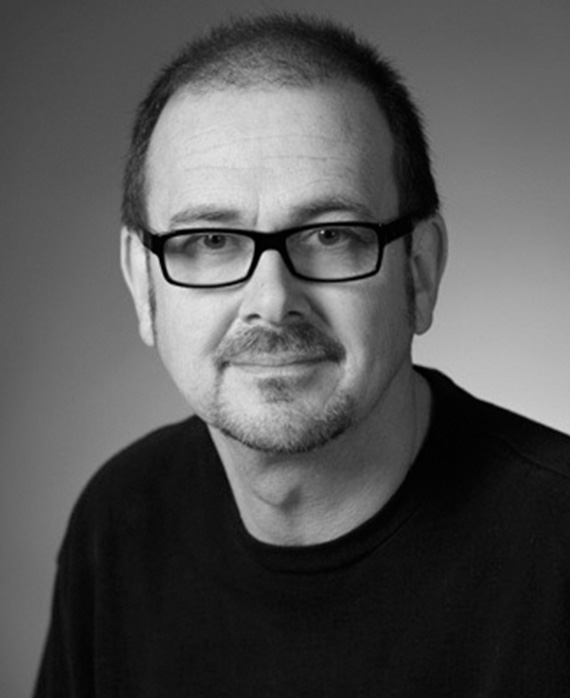 Chris Long; Londra,İngiltere doğumlu İngiliz  yönetmen, idari yapımcı, yapımcı