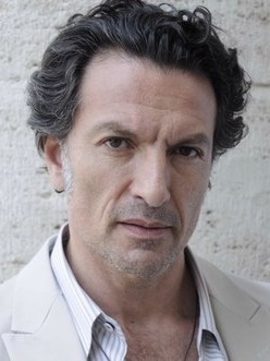 Cosimo Fusco; Matera, İtalya doğumlu İtalyan oyuncu