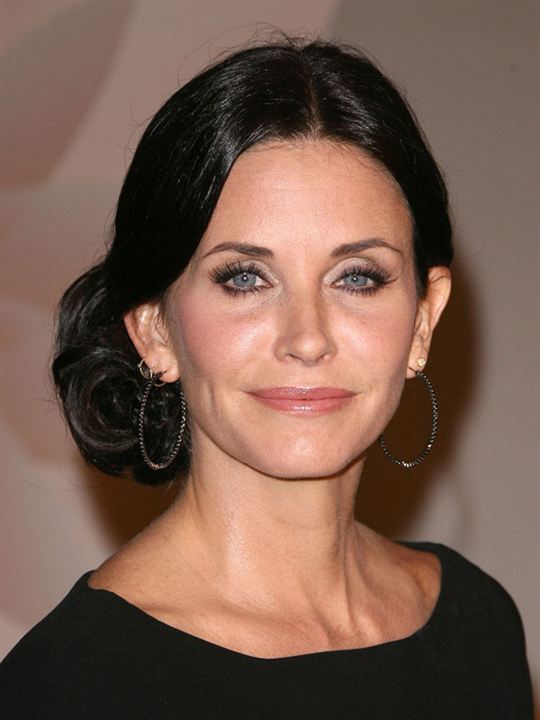 Courteney Cox; Birmingham, Alabama, ABD doğumlu Courteney Bass Cox, Courteney Cox-Arquette olarak da bilinen Amerikalı oyuncu, idari yapımcı, yönetmen