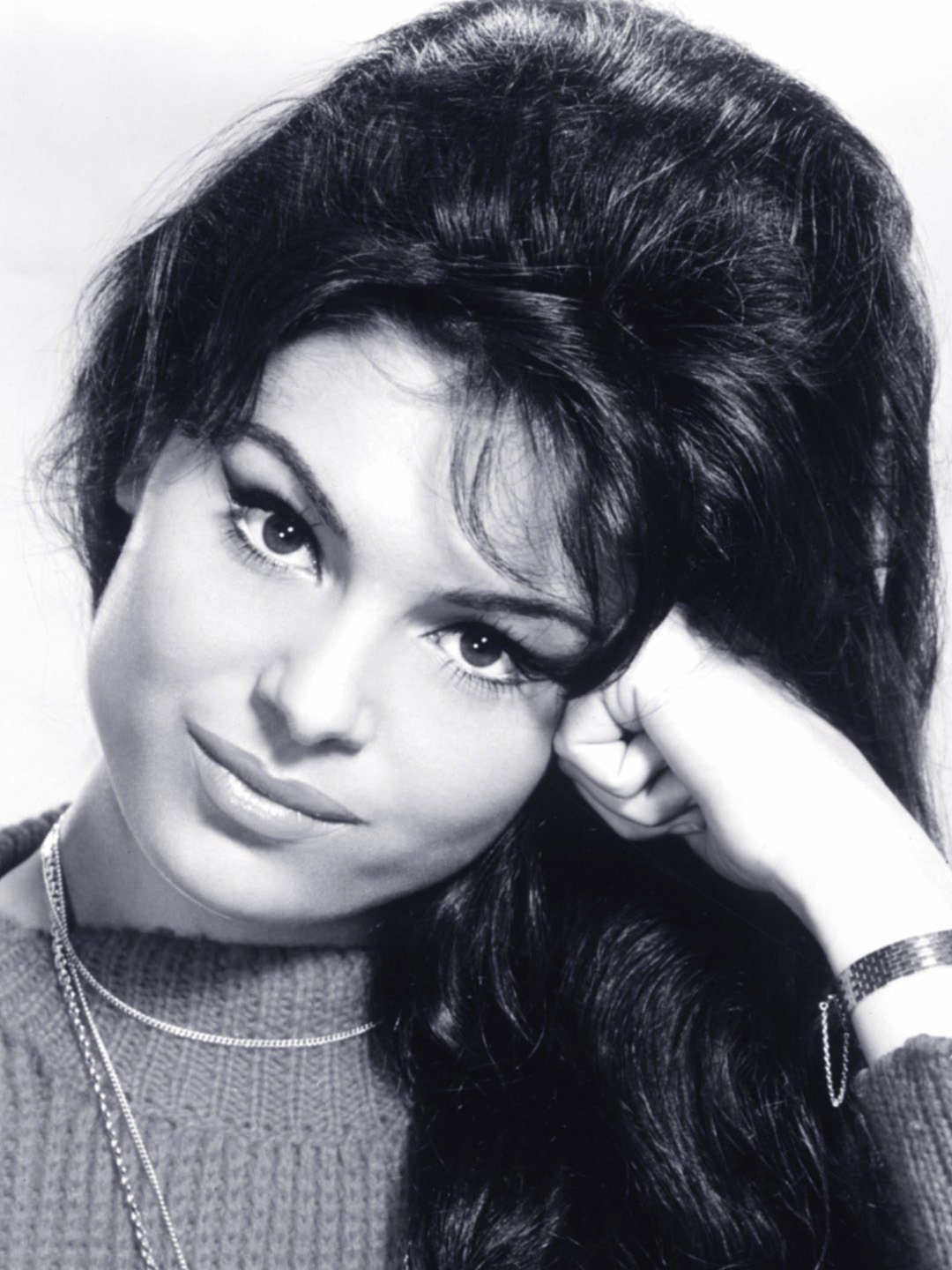 Daliah Lavi; Shavei Tzion, İsrail doğumlu Daliah Lewinbuk olarak da bilinen İsraillimodel, şarkıcı oyuncu