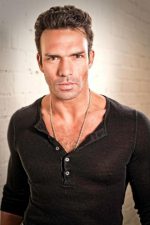 Darren Shahlavi; Stockport,Greater Manchester,İngiltere doğumlu Darren Majian Shahlavi olarak da bilinen İngilizdövüş sanatçısıoyuncu, dublör