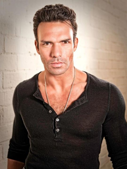 Darren Shahlavi; Stockport,Greater Manchester,İngiltere doğumlu Darren Majian Shahlavi olarak da bilinen İngilizdövüş sanatçısıoyuncu, dublör