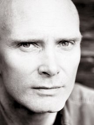 David Bateson; Güney Afrikalı oyuncu, seslendirme sanatçısı