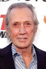 David Carradine; Los Angeles, Kaliforniya, ABD doğumlu Amerikalı oyuncu, ortak yapımcı