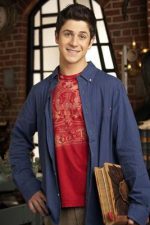 David Henrie; David Clayton Henrie olarak da bilinen Amerikalı oyuncu, senarist, yönetmen