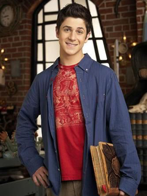 David Henrie; David Clayton Henrie olarak da bilinen Amerikalı oyuncu, senarist, yönetmen