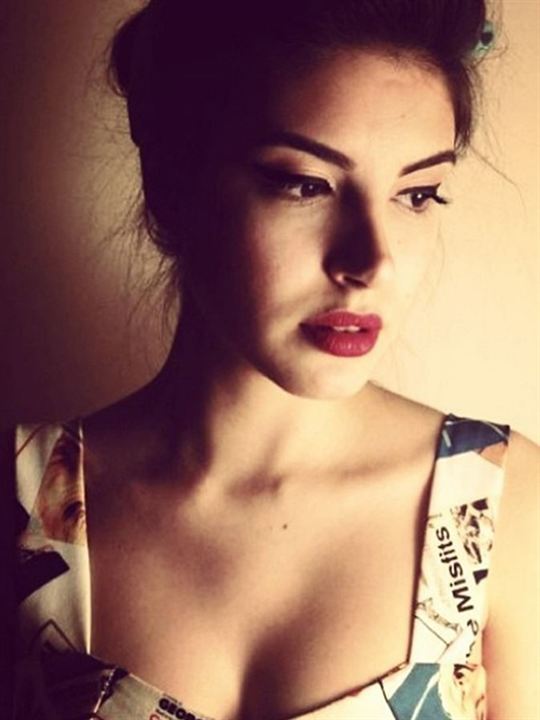 Deniz Baysal; İzmir, Türkiye doğumlu Türk oyuncu