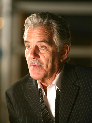 Dennis Farina; Chicago, Illinois, ABD doğumlu Amerikalı oyuncu