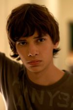 Devon Bostick; Toronto,Ontario,Kanada doğumlu Kanadalı  oyuncu