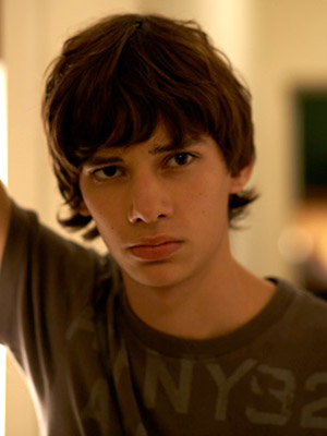Devon Bostick; Toronto,Ontario,Kanada doğumlu Kanadalı  oyuncu