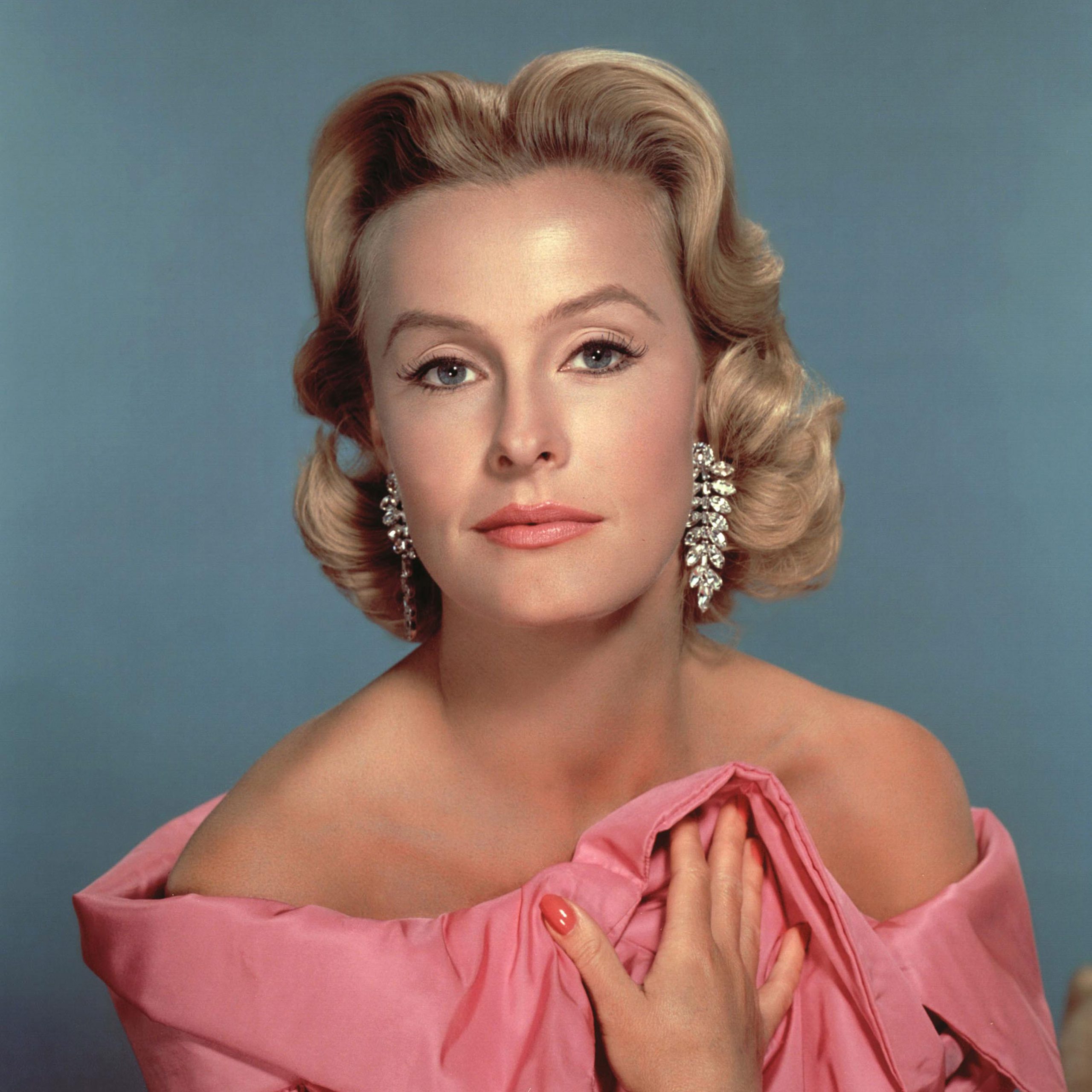 Dina Merrill; New York City, New York, ABD doğumlu Amerikalı iş kadını, hayırsever oyuncu