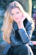 Doğa Bekleriz; İstanbul, Türkiye doğumlu Türk oyuncu