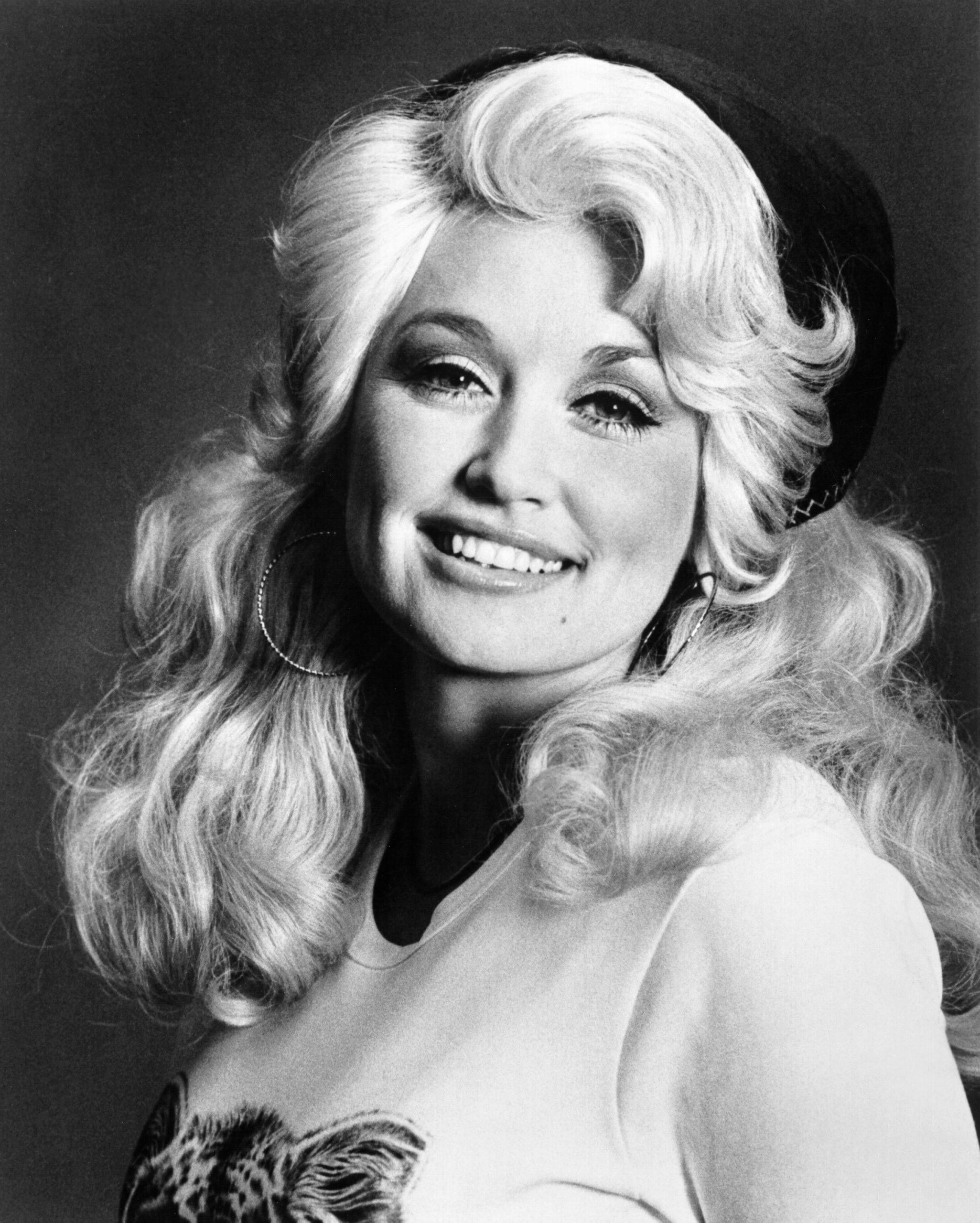 Dolly Parton; Sevierville, Tennessee, ABD doğumlu Dolly Rebecca Parton olarak da bilinen Amerikalı şarkıcı, söz yazarı oyuncu, besteci